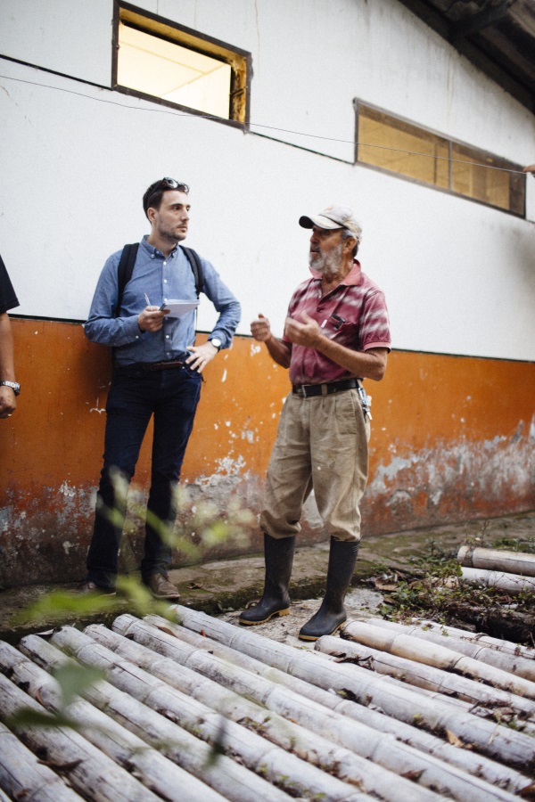 Writer for Fairtrade, Sebastian talks with coffee farmer Hernan Troujillo (copyrights Theo Hessing/OBR Studios)