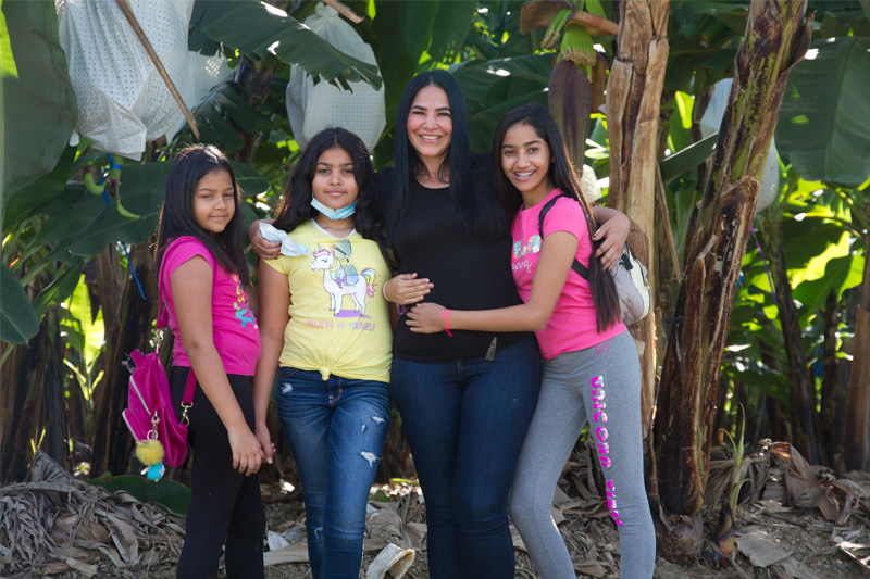 Arelis Bueno with family in banana farm