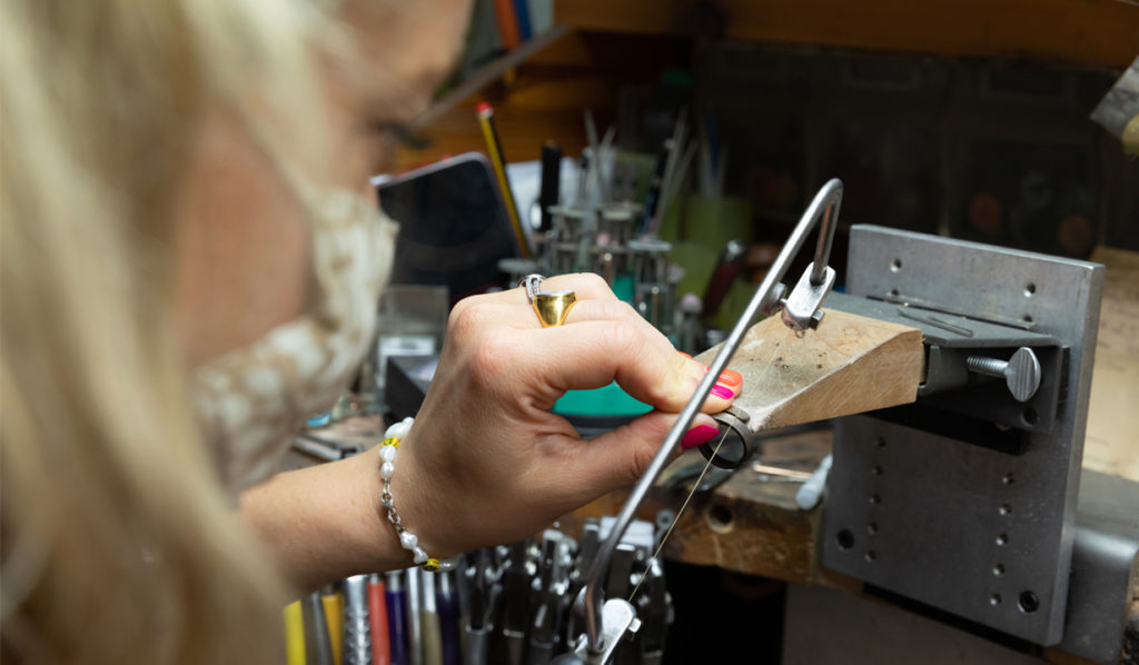 Zoe de Pass making a gold ring in Baroque's workshop